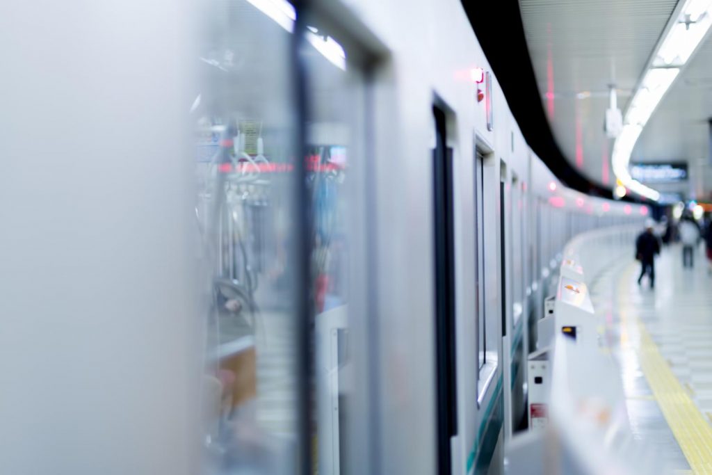 電車 女性 食べ物